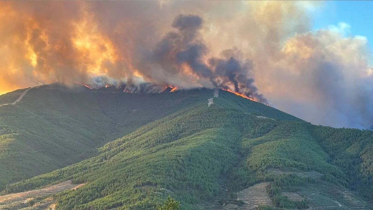 Desalojadas 200 personas por el incendio forestal en Las Hurdes (Cáceres)