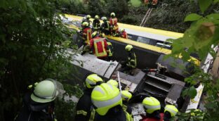 Al menos tres muertos y decenas de heridos al descarrilar un tren en el suroeste de Alemania
