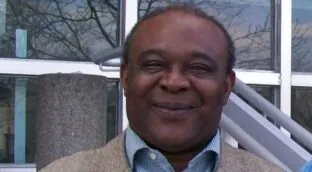 El prestigioso historiador guineano Donato Ndongo, al borde del desahucio en Murcia