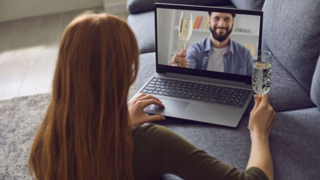 Enamorarse por 'chat': ¿realidad emocional o ilusión virtual?