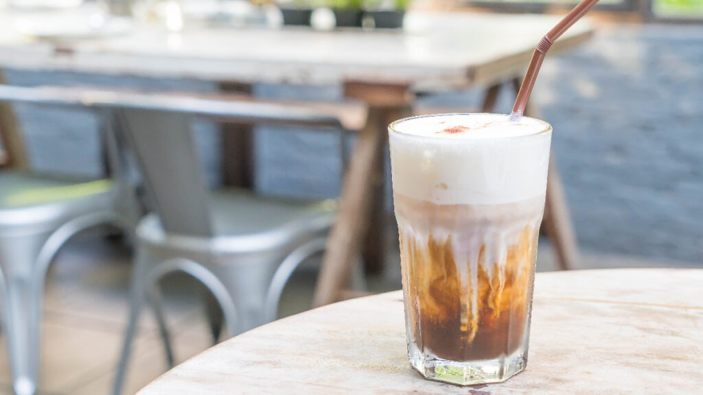 engordar-cafe-frio-calorias-nata-leche-crema
