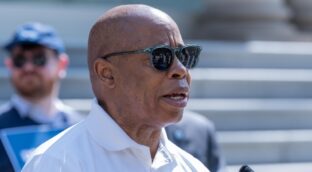 La Administración Trump demanda al alcalde de Nueva York por sus políticas migratorias