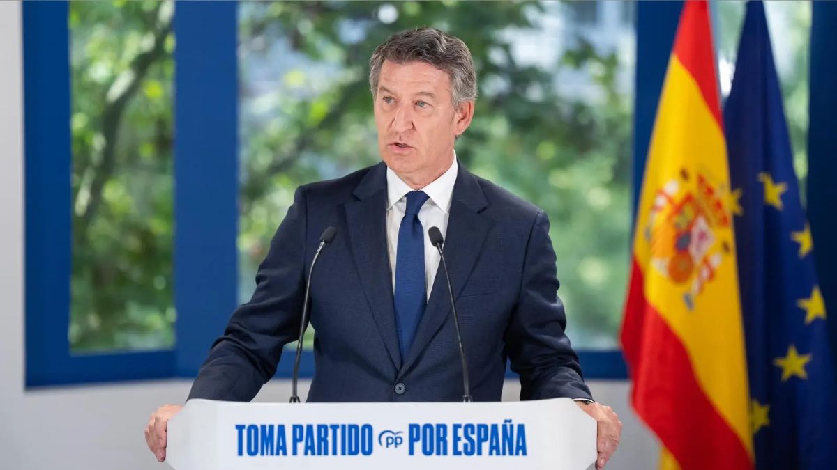 Feijóo alerta sobre el «supuesto delictivo» del título falso del presidente del PSOE valenciano