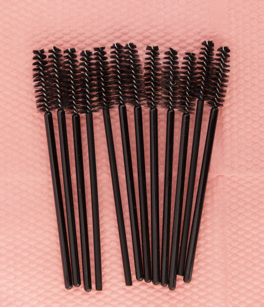 Se puede utilizar un goupillón limpio para eliminar el exceso de maquillaje. (Fuente: Freepik)
