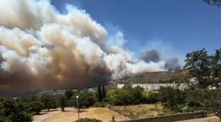 Un gran incendio obliga a cerrar el aeropuerto de Marsella (Francia)