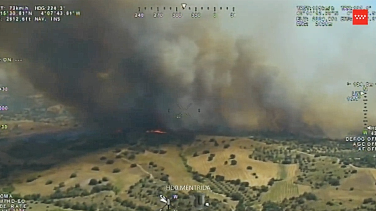 La UME se suma a las labores de extinción del fuego de Toledo que amenaza el sur de Madrid