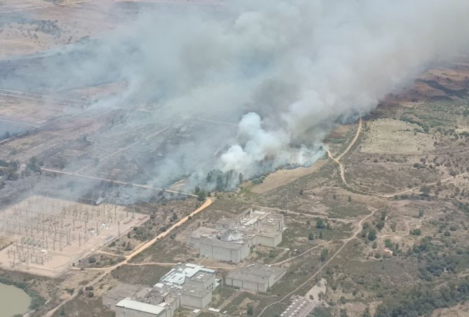 Un descontrolado incendio en Valdecaballeros (Badajoz) ya ha quemado 2.000 hectáreas