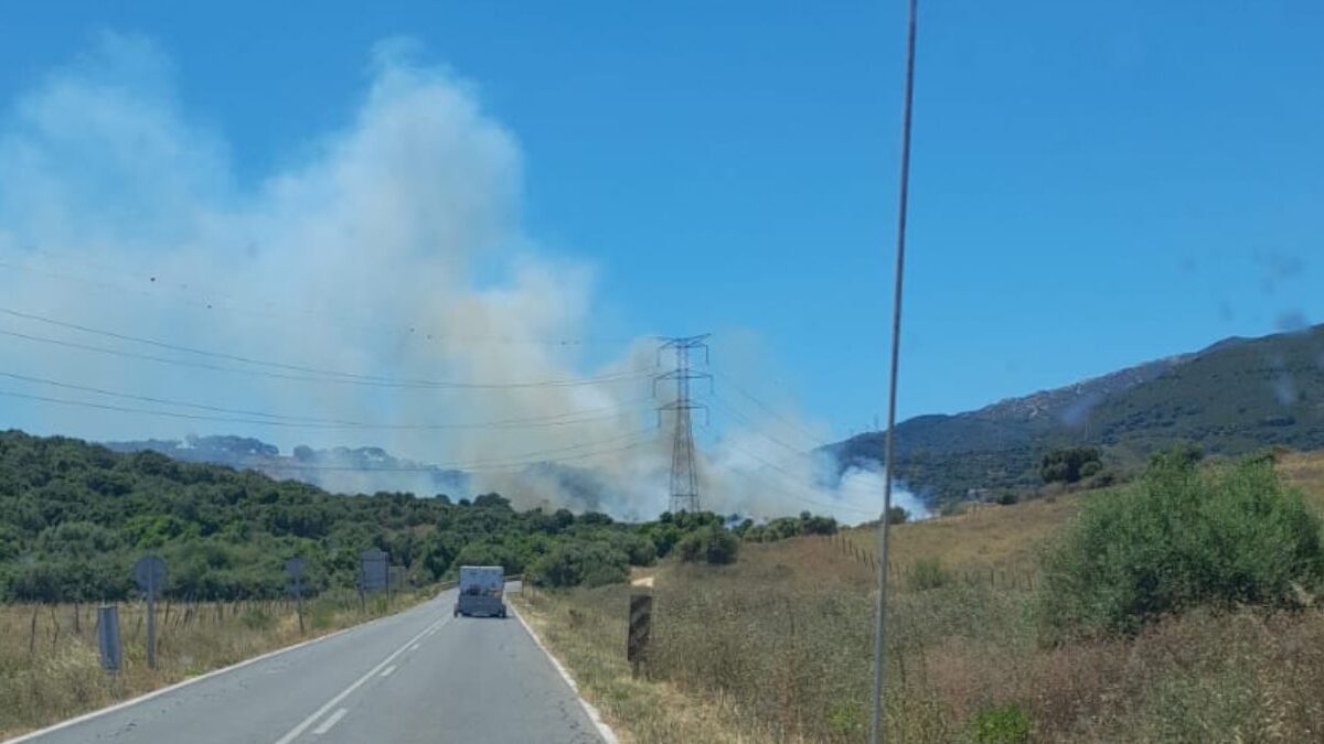 Desalojos en Algeciras por un incendio en Botafuegos y se activa la fase 1 de emergencia