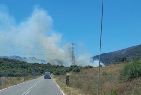 Desalojos en Algeciras por un incendio en Botafuegos y se activa la fase 1 de emergencia