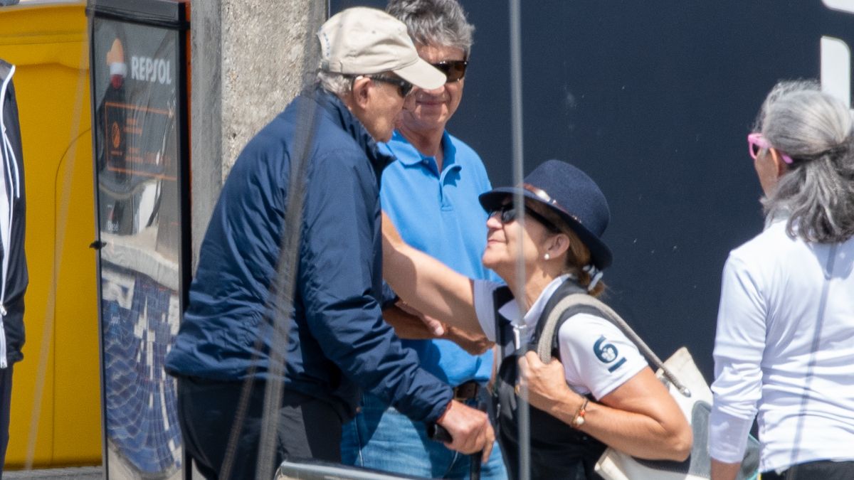 Juan Carlos I comparte descanso y vela con la infanta Elena mientras evita ver a Leonor