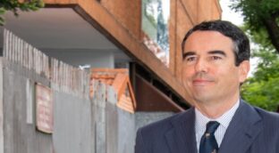 El 'holding' del banco cubano de Javier Botín vuelve a pérdidas pese a elevar sus ingresos