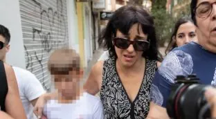 Juana Rivas entrega a su hijo a Francesco Arcuri tras una batalla judicial de nueve años