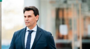 La juez tumba el intento de la pareja de Ayuso de evitar ir a juicio por presunto fraude fiscal