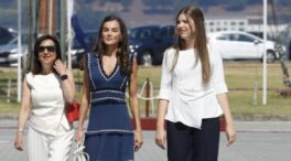 Letizia y Sofía reinterpretan el estilo marinero: estrenan un vestido azul que es viral en redes