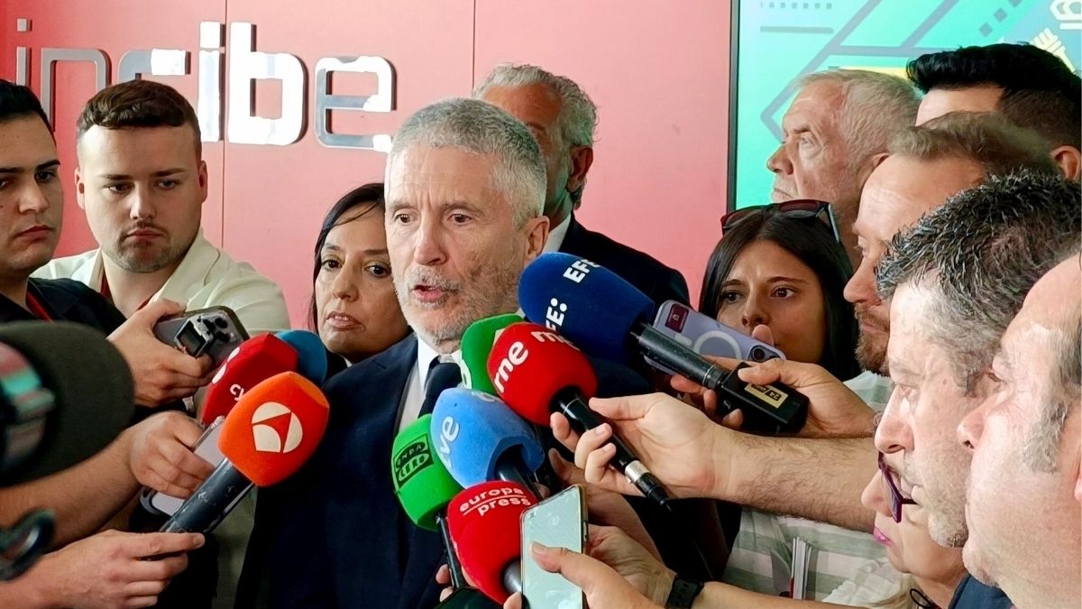 Marlaska achaca a una «conjugación» de circunstancias las colas en la T4 de Barajas