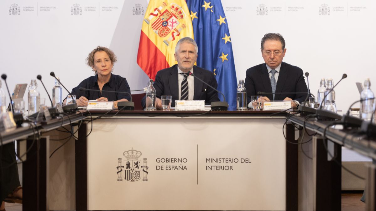 Marlaska avanza que los delitos de odio bajaron un 13,8% y carga contra los «salvapatrias»