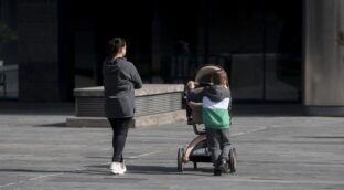 El Gobierno aprobará este martes ampliar el permiso por nacimiento de 16 a 17 semanas