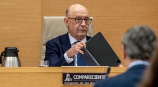 Un juez imputa a Montoro por beneficiar a clientes de su despacho cuando era ministro