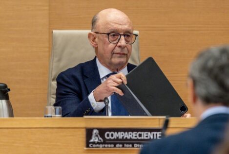 Un juez imputa a Montoro por beneficiar a clientes de su despacho cuando era ministro