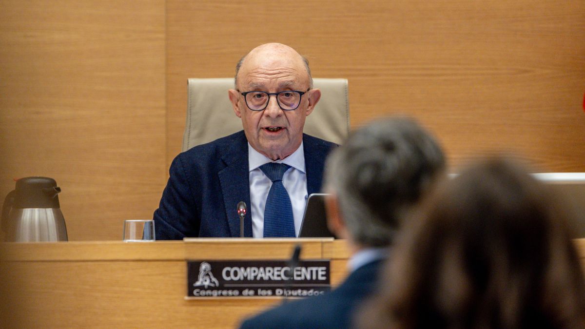 El juez indaga si el bufete de Montoro creó un «entramado societario» para desviar fondos