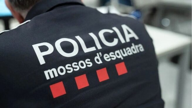 Dos muertos y cinco mossos heridos al atrincherarse un hombre en Barcelona