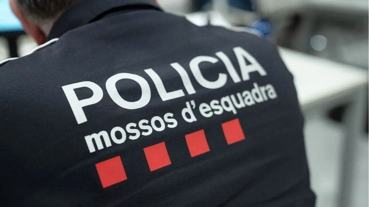 Dos muertos y cinco mossos heridos al atrincherarse un hombre en Barcelona