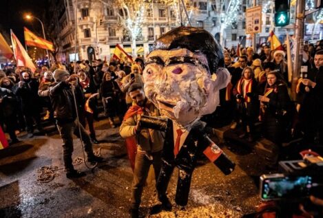 La Justicia reabre la causa sobre el muñeco de Sánchez apaleado en Ferraz en Nochevieja