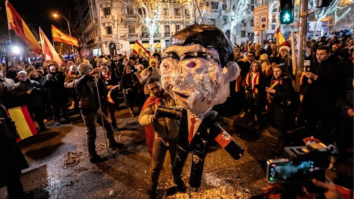 La Justicia reabre la causa sobre el muñeco de Sánchez apaleado en Ferraz en Nochevieja