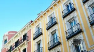 Orientación, aislamiento, altura, ventanas… ¿Está su vivienda adaptada al calor?