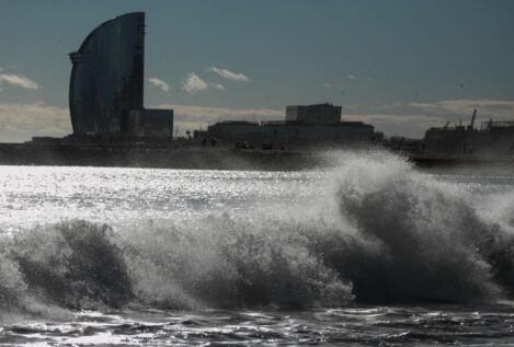 Un joven de 23 años muere ahogado en la playa barcelonesa de la Barceloneta