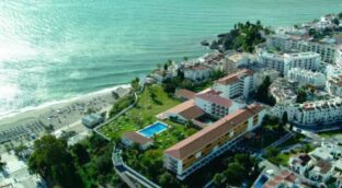 El parador de Málaga con acceso directo a la playa y uno de los mejores de España