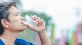 Los plásticos cotidianos condicionan tu sueño tanto como la cafeína, según un estudio