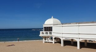 Ni Zahara ni Bolonia: esta es la playa más bonita de Cádiz según la revista 'Viajar'