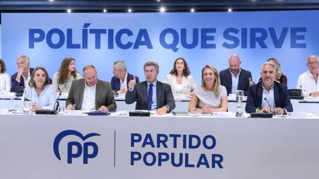 El PP tacha de «marrullería sanchista» el plan de Sánchez para extender permisos parentales