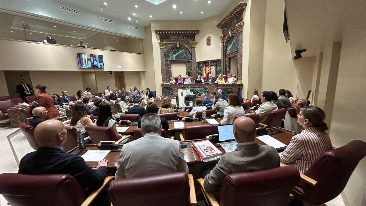 El PP logra sacar adelante los presupuestos de Murcia con la abstención de Vox