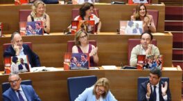 Diputados del PP exhiben carteles de 'Gobierno corrupto' en las Cortes valencianas