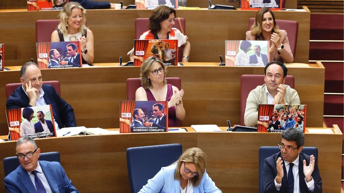 Diputados del PP exhiben carteles de ‘Gobierno corrupto’ en las Cortes valencianas