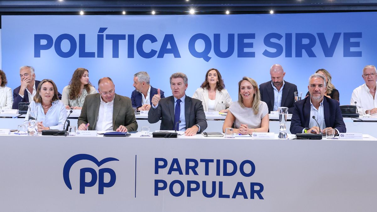 El PP tacha de «marrullería sanchista» el plan de Sánchez para extender permisos parentales