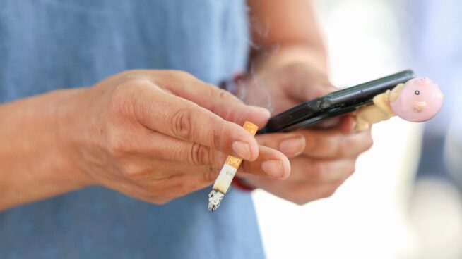 Las personas con bajos recursos económicos fuman más y son menos propensas a dejarlo