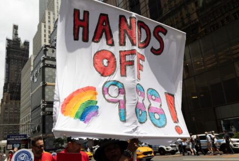 La Administración Trump cierra el servicio de prevención del suicidio para jóvenes LGBTQ+
