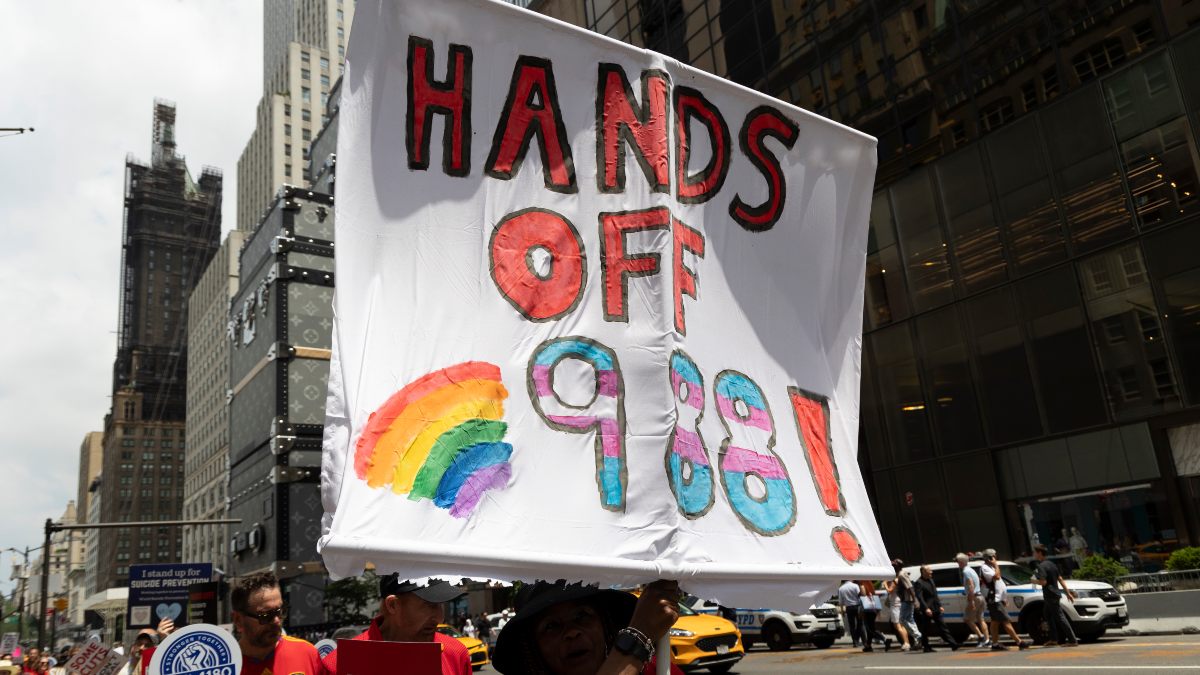 La Administración Trump cierra el servicio de prevención del suicidio para jóvenes LGBTQ+