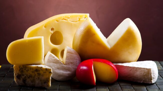 Siete quesos que pueden ayudarte a adelgazar la grasa abdominal, según expertos en nutrición