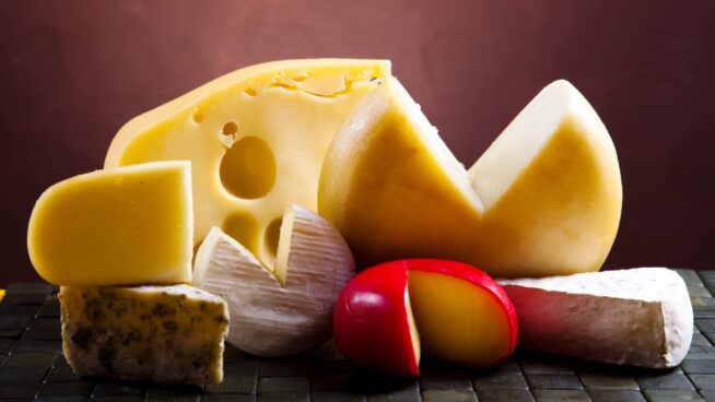 Siete quesos que pueden ayudarte a adelgazar la grasa abdominal, según expertos en nutrición