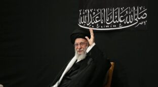 El líder supremo de Irán reaparece por primera vez en público desde la guerra con Israel