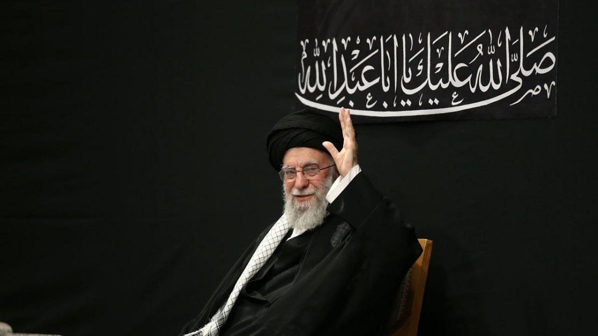 El líder supremo de Irán reaparece por primera vez en público desde la guerra con Israel