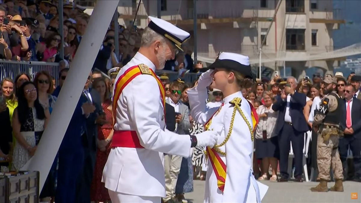 El Rey entrega a la princesa Leonor la Gran Cruz del Mérito Naval con distintivo blanco