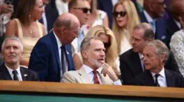 El rey Felipe demuestra un truco de TikTok durante su fin de semana en Wimbledon