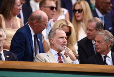 El rey Felipe demuestra un truco de TikTok durante su fin de semana en Wimbledon