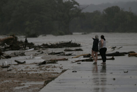 Las devastadoras inundaciones en Texas dejan ya 52 muertos, entre ellos 15 niños