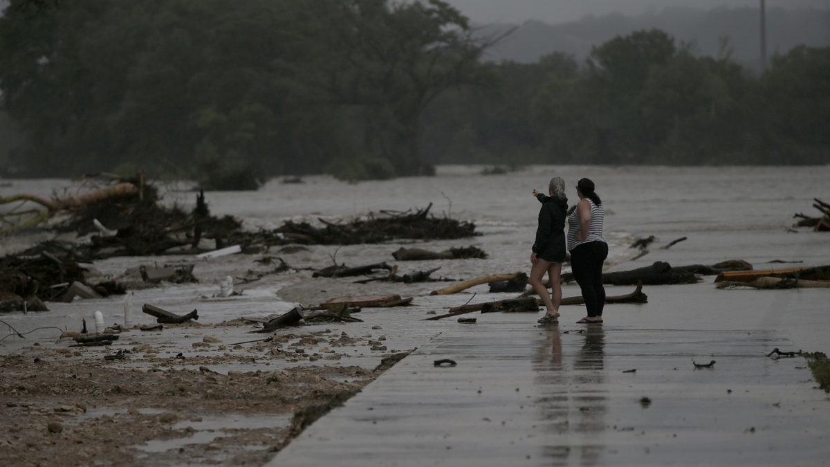 Las devastadoras inundaciones en Texas dejan ya 52 muertos, entre ellos 15 niños